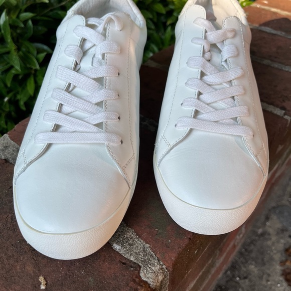 Banana Republic white, casual, leather sneaker in 11M. - Picture 16 of 16